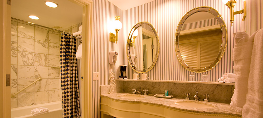 Yacht Club bath