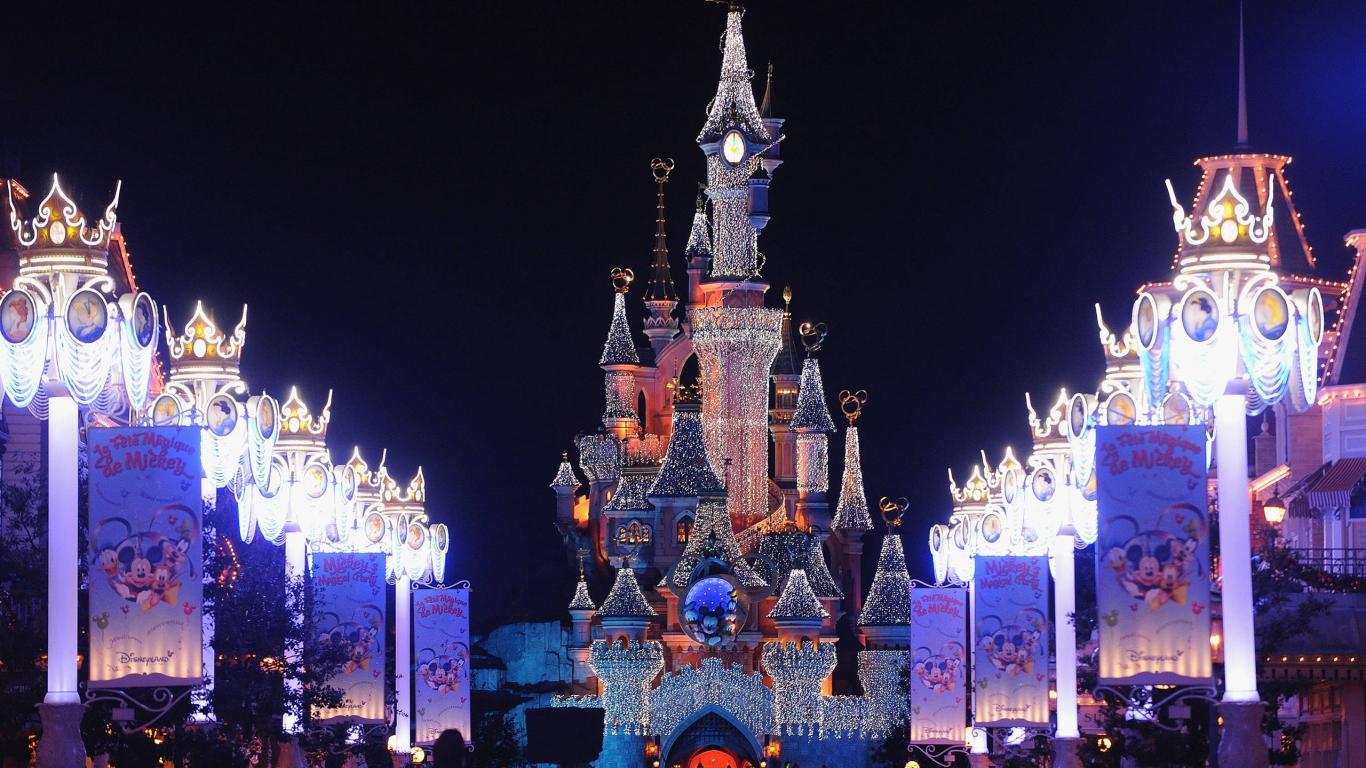 Disneyland-night 1366 x 768