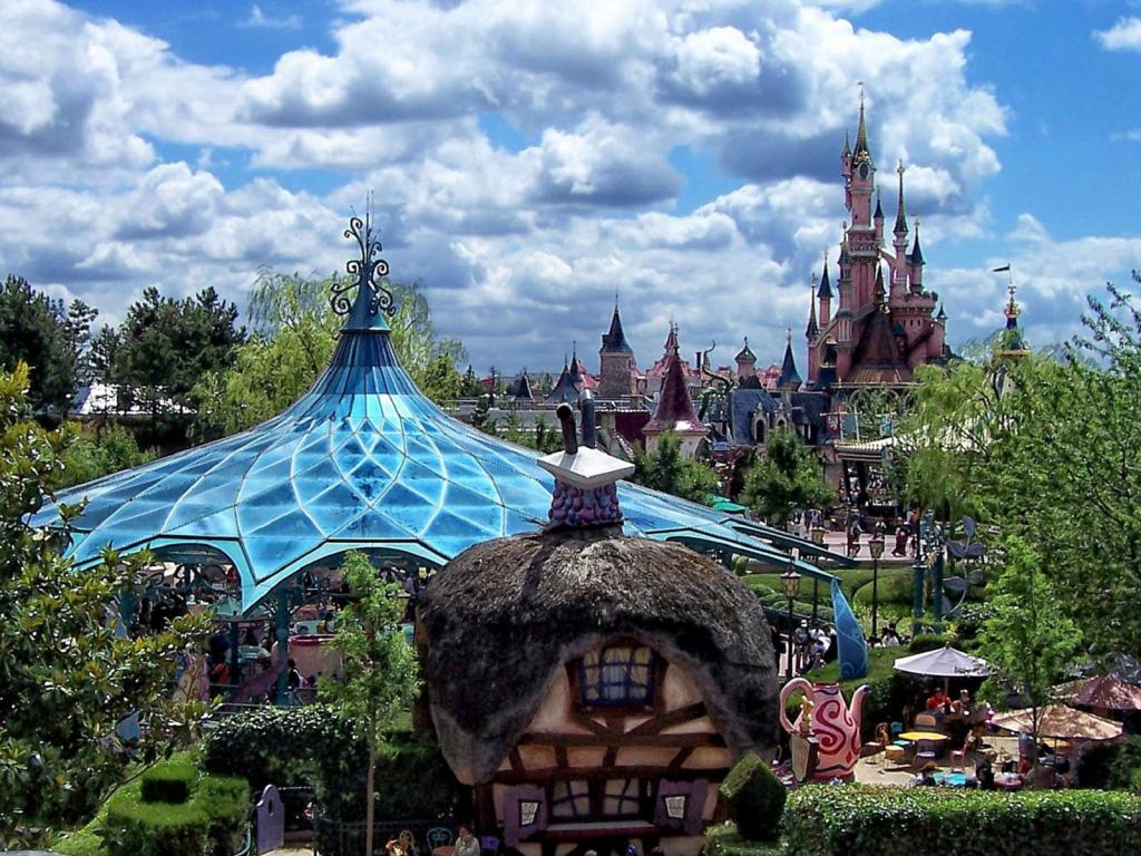 Inside disneyland 1024 x 768