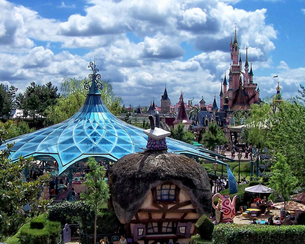 Inside disneyland 1280 x 1024